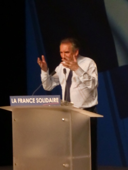 François Bayrou à la tribune lors du meeting de Lyon